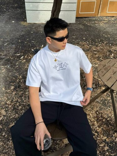 louis Vuitton路易威登2025Ss新款前后刺绣字母情侣休闲短袖T恤 最高版本 定制面料280克双纱 前后刺绣字母工艺设计 辅料 开模原版过鉴定领标1