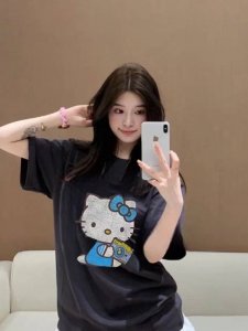 Adidas阿迪达斯限定联名Hellokitty高级灰短袖T 好甜美又显乖的T恤少女心爆棚啦 敲可爱的对Kitty没有控制力蒂门永存！！ 谁穿谁显白的灰色高级有