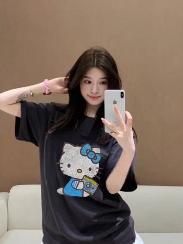 Adidas阿迪达斯限定联名Hellokitty高级灰短袖T 好甜美又显乖的T恤少女心爆棚啦 敲可爱的对Kitty没有控制力蒂门永存！！ 谁穿谁显白的灰色高级有