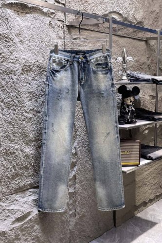 Balenciag* 巴黎 新款阔腿牛仔 丹宁水洗原单高端单品 整体采用的阔腿版型设计，定制的牛仔面料与裁剪比普通工艺复杂很多调整了好多次进口的牛仔面料，面料水