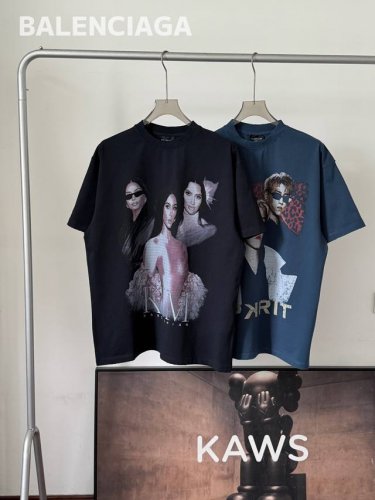 Balenciaga 25Ss Kim人像T恤 定织水洗棉料 做旧破坏工艺 柔软垂坠质感 立体Kim人像印花 锐化层次细节 双次磨破+吊磨 原版双锋线破坏 袖口
