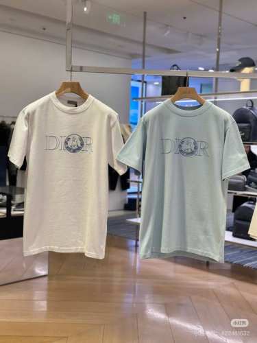 p180 -Dio 25Ss新款 T 恤展示来自本季 Dio And Hylton Nel 联名系列的标志。采用白色棉质平纹针织面料精心制作，经典廓形搭配罗纹圆