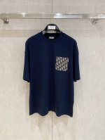 Dior Homme 迪奥 桀傲 2025Ss早春新品 字母印花标识圆领短袖 T恤，经典而休闲。采用棉质密织平纹针织面料精心制作，前后数码定位字母标识图案，字迹