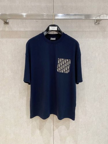 Dior Homme 迪奥 桀傲 2025Ss早春新品 字母印花标识圆领短袖 T恤，经典而休闲。采用棉质密织平纹针织面料精心制作，前后数码定位字母标识图案，字迹