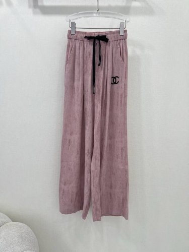 Chan*L 新款翻领衬衣 宽松版型属于谁都好驾驭的 日常通勤穿什么的都是很Ok的 不挑场合的 衬衣干净大气 层次感更加丰富 经典双C刺绣 还有同系列长裤可搭配