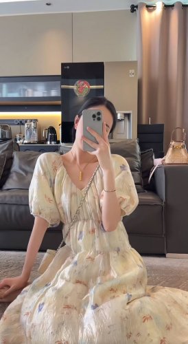 告白气球 蝴蝶甜美显瘦连衣裙 有种清雅篙级的感觉 版型遮肉显瘦对身材的包容性强 本身裙子古风淡雅的花型就足够吸引人一袭朦胧诗意花团锦簇与浪漫相拥 Smlxl
