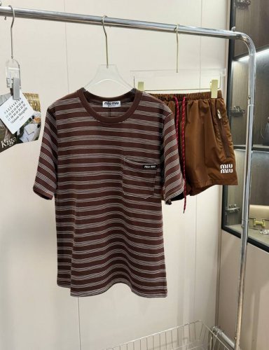 价格p： 品名：*榛果巧克力短袖短裤套装 尺码：M.L 颜色：咖色 户外风蔓延，这条就是妥妥拿捏高端局，丝滑巧克力色，超有质感。自带美式复古滤镜，随便穿都很有质