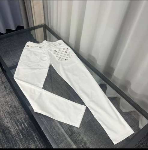 款号Cc877 Lv 路易威登 驴家最新超柔牛奶丝裤 驴家顶级用料超柔高棉水洗牛奶丝面料每一件水洗费用高达常规工艺三倍之多 触感极致细腻 质感非常好 全身简约大