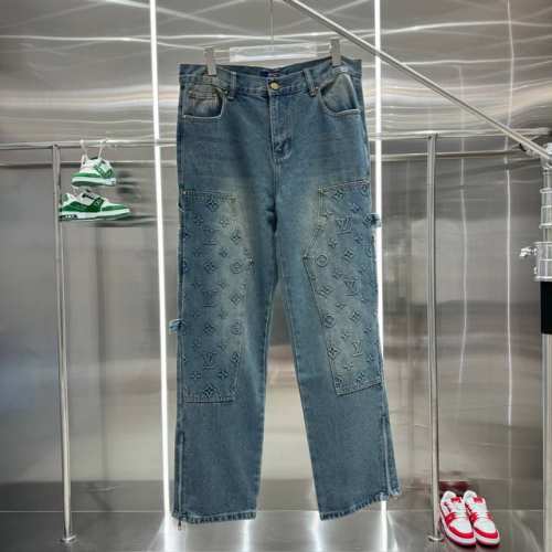 lv路易威登白色压花牛仔裤 工装裤 面料纱定加密粗左斜纹牛仔布 压花部位独立开模4个摸具，一比一进行压花工艺后在里面注入进口胶水 来保证花型硬挺立体怎么水洗都不