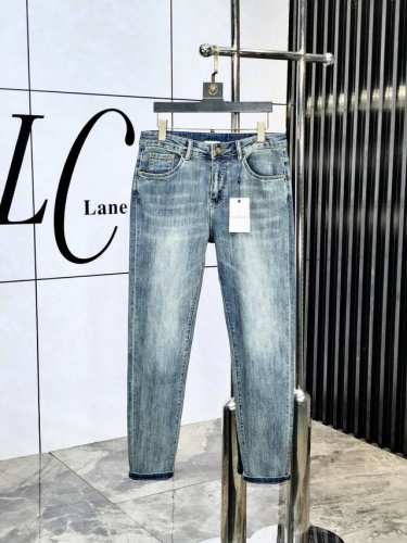 Dior。官网专柜同步发售，2025Ss春夏新品男士休闲牛仔裤，原单品质，专柜定制原版牛仔面料，Logo图案设计，B裤身原版五金辅料装饰，立体清晰，效果逼真，C