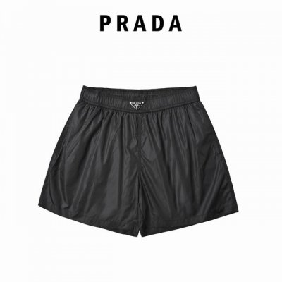 prada 普拉达 它采用了高品质的尼龙材质，手感顺滑，上身轻盈又透气，特别适合天气热的时候穿。经典的黑色简约大气，裤腰处标志性的三角 Logo 低调又奢华，一
