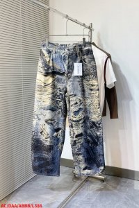 L386 Acacne 3D打印破洞牛仔裤 此款牛仔裤剪裁为超级宽松的版型，腰部适中，裤腿超级宽，长度较长。装饰着季节性的“撕破涂鸦”印花，由非弹力牛仔布制成，