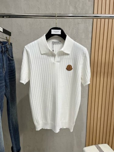 蒙口 2025春夏最新的贸易订单针织短袖T恤，全品相！！网红款！工艺采用胸前徽章设计！上身舒适透气，不僵硬，整体有着丰富的立体感，品质出口订单，胸前Logo图案