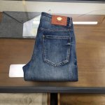新品 P240 Versac 2025春夏新款 新款男士牛仔裤！ 贸易级别的代工品,数量极其稀少.精良精细的制作工艺程度已经达到极致效果.经典绝伦的款式,原色棉