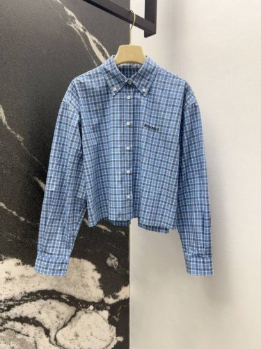 miu 25Ss 春夏新品知性分子学院风满满的蓝色格子短款衬衫 进口定织精纺色织格纹纯棉衬衫面料质感轻盈舒适 复古学院风文艺少女必入单品 定位刺绣字母低调奢华