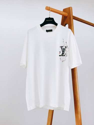 Louisvuitton 路易威登 2025Ss春夏新品 手绘印花短Tee，每一件都是纯手工画制而成，百搭款细节处理完美330克纯棉面料，前幅数码定位印花工艺图