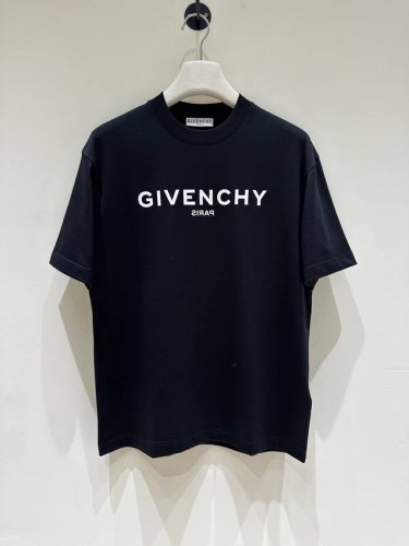新品 Giv男士时装款宽松版圆领短袖T恤，贸易公司洋行货，25年春夏新品，明星级人气单品！ 极具Giv家族特色的一款单品，设计感十足，整体造型融入了当家招牌元素