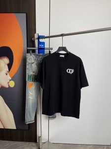 Dior2025夏季新品短袖T恤 原版刺绣印花.三标齐 简约百搭款 纯棉面料.穿着透气舒适 黑白两色 微阔版型.男女同款 码数 M-Xxl M码可以穿到140斤