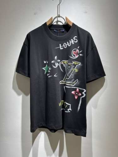 Louisvuitt*路易*登 2025春夏全新系列单品上线，非常时髦前卫的一款男女同款短袖T恤，标识Logo图案印花修饰！区别于以往的不同，宣示品牌传承多年的