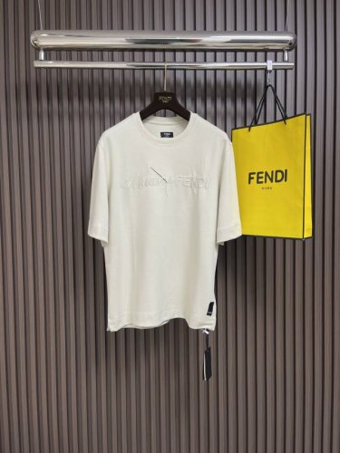 Fendi 立体3D刺绣短袖T恤，采用320克精梳空气层双面面料 正面呈现同色3D效果 胸前采用进口机立体绣 字母清晰且线条感十足 胸前流须均由人工一件一件缝制