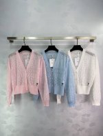 25夏季Dio*亲肤透气舒适绢丝亚麻 深V领肌理多针法小镂空绣花小蜜蜂开衫长袖 空调衫 防晒衣 精致气质 高级通勤时尚百搭款 蓝色 米白 粉红3色尺码Sml