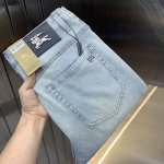 burberry巴宝莉 2025新品男士牛仔裤 面料弹性好。独家发售 官网同步 时尚优雅 重工艺设计。采用原色酵母水洗工艺 精选进口重磅丹宁牛仔面料 配专柜五金