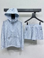L家提花连帽上衣+短裤套装 上身就是满满的时髦高级感 工艺巨拉风 自带气场 面料质感很奈斯 时髦又高级 颜色超级正 上身显白又显瘦 自带酷帅感的经典系列 走路都