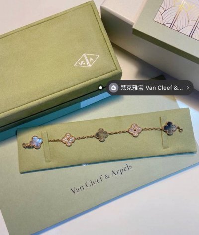 梵克雅宝50周年限定灰贝母手链 配全套包装 最高版本Vca梵克雅宝四叶草满钻灰贝母手链， 3颗灰贝母+2颗满钻 戴上就是仙女本仙没错了。 满钻 微镶高碳钻 花卉