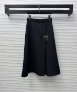 p290Louis Vuitto*2025新品上架 压褶链条长半裙 定制Yb进口醋酸材质 单侧沿用压褶设计 增添造型层次感 配合船筏链条点缀装饰 后腰长皮条拉链