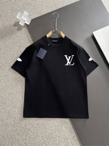 lv*25Ss春夏新款首发专柜最新款短袖圆领T恤 高端订制 设计前卫时尚！品牌Logo重工艺设计 高端定制230克面料.手感柔软.穿着舒适.专柜级别精致车线.做