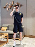 直 Versace 范思哲 2025官网同款.世界知名奢侈品牌.夏季男士短袖短裤套装 高品质 原单货套装 采用进口原单面料 当季时尚潮流款 百搭爆款 简洁大方