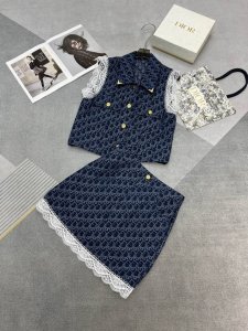 高品质Dior*2025夏季新款套装翻领无袖上衣短款半裙整体牛仔Logo提花面料袖口 半裙下摆蕾丝拼接设计定制五金纽扣配饰细节十足轻奢感满满单色Smlxl