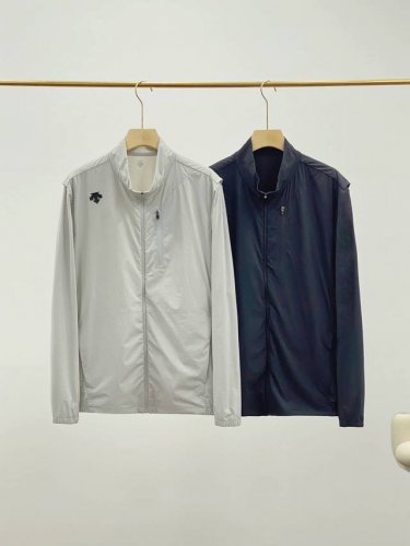 供 Descente 迪桑特*男士轻量化户外防风防晒皮肤衣夹克！立领商务休闲！后背代透气设计！ 面料全部采用高尔夫定制面料，轻质量感，挺阔有型，四面弹结构，同时