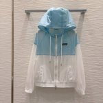 Miu Mi*2025Ss新款防晒衣 特殊材质有肌理感 每个小细节都非常注重 恰到好处的高级感 立体剪裁 让成衣上身更为精致洋气 实物太赞啦 Sml S后中长5