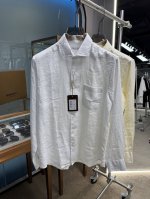 贸易公司渠道订单100%天然亚麻 高端精品 原单代工出品 2025Ss春夏新品 男士长袖亚麻衬衫 天然亚麻定制面料 胸前设有口袋，背部装饰褶裥 四眼珍珠母贝纽扣