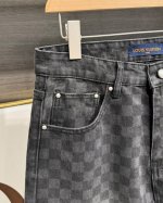 款号-Mx014 细节图 Louis Vuitton 路易 威登 25Ss 棋盘格水洗渐变牛仔裤 这款 Lv Trainer 黑色牛仔裤，面料超有讲究！用的是定