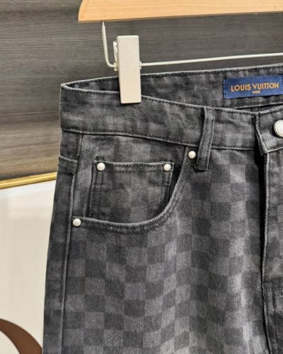 款号-Mx014 细节图 Louis Vuitton 路易 威登 25Ss 棋盘格水洗渐变牛仔裤 这款 Lv Trainer 黑色牛仔裤，面料超有讲究！用的是定