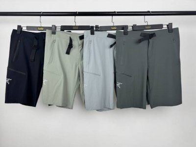 新款上新啦 款号 1T2682# 始祖鸟速干面料短裤 *轻量化速干面料 带透气网面 运动更轻松 采用最新的轻量化速干面料 为这款短裤带来了卓越的性能 锦纶赋予面