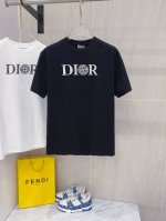 迪奥 2025夏装新款男女同款短袖T恤 定制专属纯棉面料 定制原版工艺螺纹 胸前重工字母Logo工艺设计 简约大方 从容百搭 档次极高 完美融入时尚还有风情感一