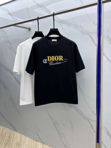 p210 Dior·迪奥 2025Fw春夏新品圆领打底外穿T恤，立体感Logo微廓形半袖260克活性纯棉打底T恤，棉，手感面糯有骨感，柔而有韧性。工艺处理，韧性