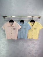 miu Mi*2025翻领针织短袖 ，特别适合夏季。开衫款式，贴钻字母装饰，特别精致。甜美减龄。5色3码Sml 。T226B