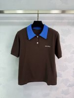 P230Miumi*25Ss春夏新款 翻领撞色装饰短袖Polo丨独家高版出品！贵气感减龄单品，时髦小Polo领满满松弛感，自带知识分子风格。胸前点缀醒目的刺绣徽