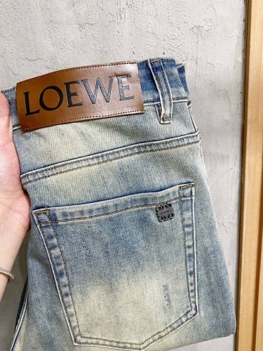 Loew罗意‘’2025新品男士牛仔裤 面料弹性好。独家发售 官网同步 时尚优雅 重工艺设计。采用原色酵母水洗工艺 精选进口重磅丹宁牛仔面料 配专柜五金装饰 真