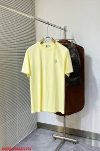 L702 Drdior 2025Ss新款 Cd Diamond T恤是二零二五秋季系列新品，焕新演绎衣橱经典单品。采用棉质平纹针织面料精心制作，胸前饰以Cd D