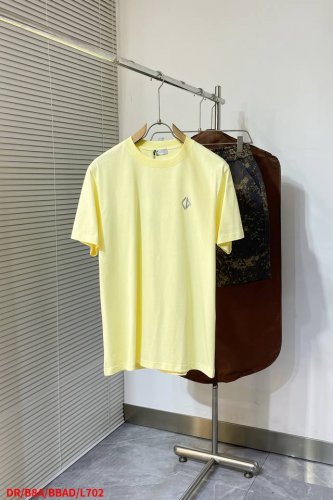 L702 Drdior 2025Ss新款 Cd Diamond T恤是二零二五秋季系列新品，焕新演绎衣橱经典单品。采用棉质平纹针织面料精心制作，胸前饰以Cd D