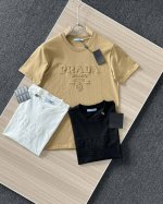 高品质 prada 普拉达3D暗纹凹凸压花立体浮雕T桖， 25Ss春夏新品，个性压花图案，凹凸立体感，眼前一亮，龙年限定配色～姜黄色更加有寓意，采用230克平纹