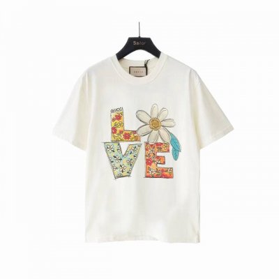 实拍细节图+尺码表 Gucci古驰 春暖花开圆领短袖 无感印花 早春系列高克重短袖 选用客供定制针织100%纯棉面打造,面料手感细腻，厚实有质感的纯棉布 高密度