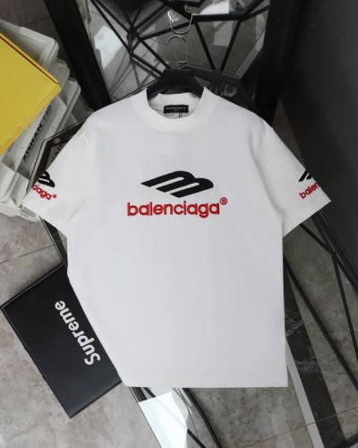 顶级版本 Balenciaga 巴黎世家M字Logo刺绣短袖T恤 独家定织定染布料，面料采用280G巴黎专用双纱*高克重1比1双纱罗纹 前后幅左右袖采用进口田岛