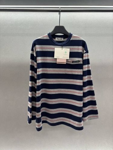 2680 Spring And Summer ！Miumi*，撞色条纹长袖T， 随便搭配都可以出片的一款长T， 面料软软糯糯，撞色条纹松弛感满满！ 减龄百搭！
