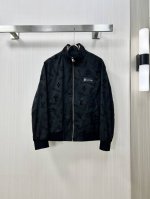 LV 2025Fw早春新品 立领休闲夹克外套 定制棉质帆布面料 满身经典Monogram植绒压花 全幅丝绒立体效果图案 中性剪裁版型 胸前硅胶标识徽章 客供青铜